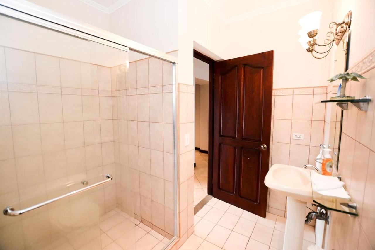 プラヤ・フラミンゴ Exquisitely Decorated 5Th-Floor Aerie With Views Of Two Bays In Flamingoヴィラ エクステリア 写真